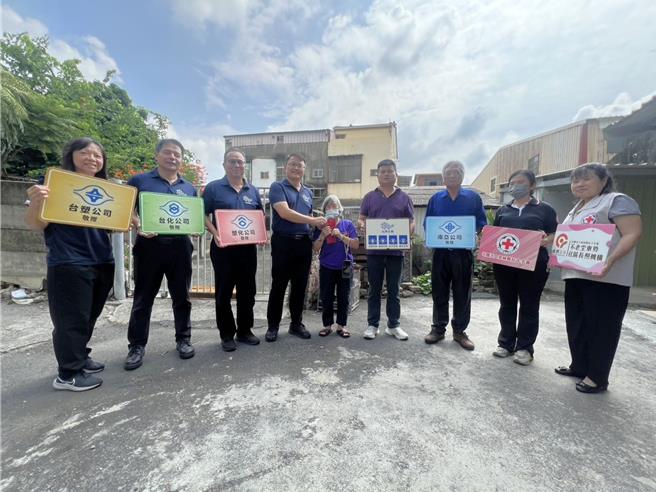 台塑企業18日在雲林縣褒忠鄉舉辦中秋送暖公益活動，發送弱勢家庭慰問金逾400萬元。（張朝欣攝）