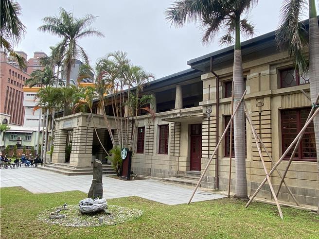 慶祝新竹市美術館（原市役所）與新竹州圖書館（現星巴克州圖門市）百年風華，新竹市政府將於9月20、21日舉辦《100進行市》百年市集。圖為新竹州圖書館。（陳育賢攝）