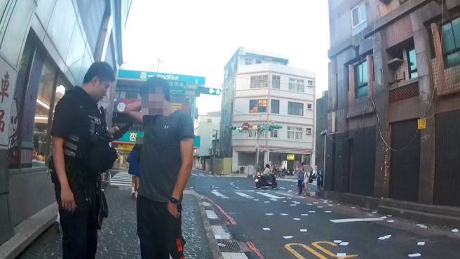 桃園市一名29歲江姓男子，因與玉山街某學校職員發生私人糾紛，不滿對方處理態度，昨（17）日傍晚5時30分許，竟氣憤跑到校門口，當眾拋撒大量傳單。（圖／簡銘柱翻攝）