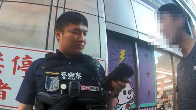 桃園市一名29歲江姓男子，因與玉山街某學校職員發生私人糾紛，不滿對方處理態度，昨（17）日傍晚5時30分許，竟氣憤跑到校門口，當眾拋撒大量傳單。（圖／簡銘柱翻攝）