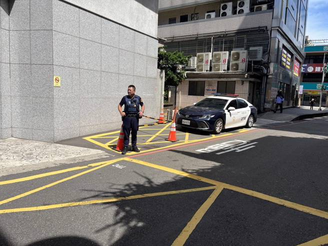 桃園市一名29歲江姓男子，因與玉山街某學校職員發生私人糾紛，不滿對方處理態度，昨（17）日傍晚5時30分許，竟氣憤跑到校門口，當眾拋撒大量傳單。（圖／簡銘柱翻攝）