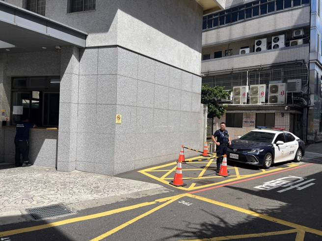 桃園市一名29歲江姓男子，因與玉山街某學校職員發生私人糾紛，不滿對方處理態度，昨（17）日傍晚5時30分許，竟氣憤跑到校門口，當眾拋撒大量傳單。（圖／簡銘柱翻攝）