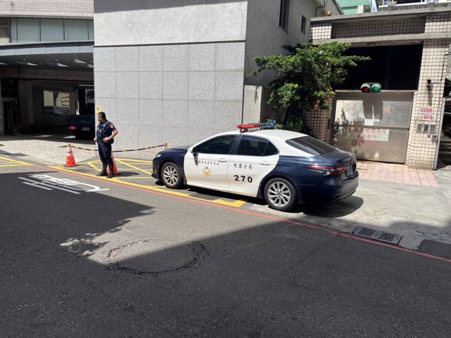 桃園市一名29歲江姓男子，因與玉山街某學校職員發生私人糾紛，不滿對方處理態度，昨（17）日傍晚5時30分許，竟氣憤跑到校門口，當眾拋撒大量傳單。（圖／簡銘柱翻攝）