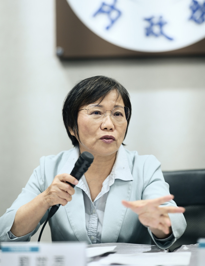 內政部18日通過「租賃住宅市場發展及管理條例」部分條文修正草案。內政部長劉世芳（見圖）表示，本次修法以「保障3年租期」、「限制續約租金漲幅」及「強化租賃雙方權益保障」為三大方向，目的在於讓租客能穩定安居，房東出租更放心，推動租屋市場朝長期穩定發展，建立互信共贏的租屋環境。（郭吉銓攝）
