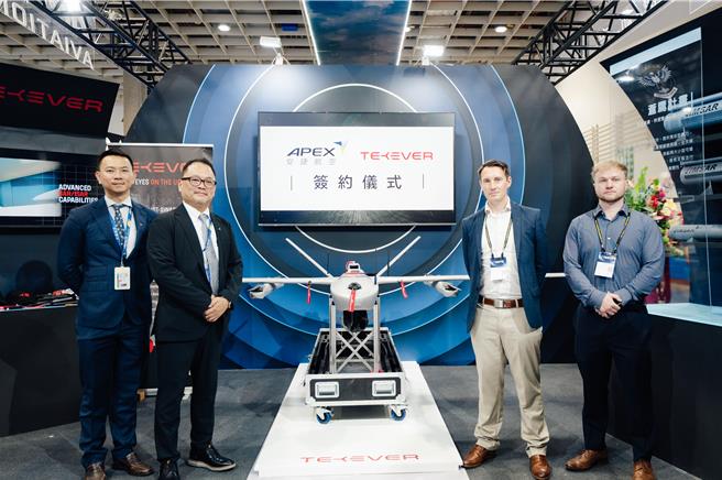 安捷航空攜手歐洲AI無人機大廠TEKEVER，雙方今（18）日在台北國際航太暨國防工業展覽會上簽署合作協議，將引進在烏克蘭戰爭立下戰功的AR3型無人機。(安捷航空提供)
