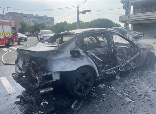 45歲劉姓男子駕駛自小客車於18日下午2時許，行經桃園市新屋區永慶一路與文化路三段時，疑似車速過快導致車輛失控衝撞分隔島，轎車翻覆旋轉360度後起火燃燒，熊熊烈火直竄天際，一旁民眾見狀立即協助將劉男拉出車外，後續由消防人員撲滅火勢。(翻攝照片)