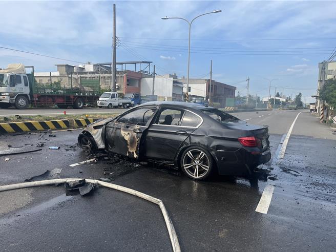 45歲劉姓男子駕駛自小客車於18日下午2時許，行經桃園市新屋區永慶一路與文化路三段時，疑似車速過快導致車輛失控衝撞分隔島，轎車翻覆旋轉360度後起火燃燒，熊熊烈火直竄天際，一旁民眾見狀立即協助將劉男拉出車外，後續由消防人員撲滅火勢。(翻攝照片)