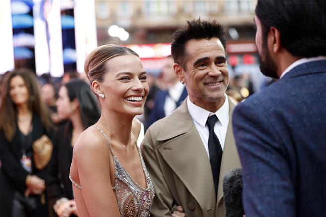 瑪格羅比（左）與柯林法洛出席《奇幻導航》倫敦首映會，開心在紅毯上受訪。（索尼影業提供）