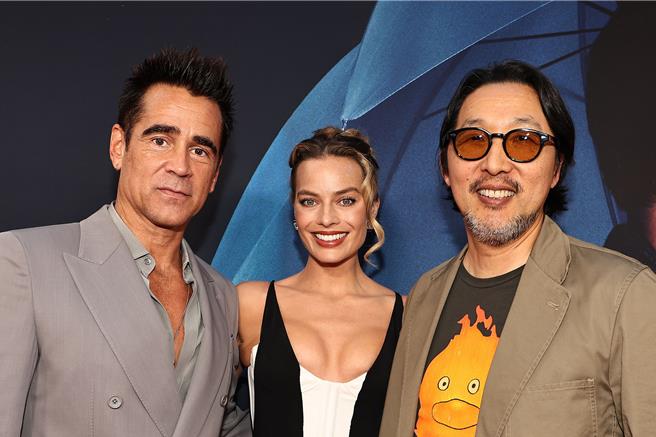 柯林法洛（左起）、瑪格羅比與導演名田高梧出席《奇幻導航》倫敦首映會。（索尼影業提供）