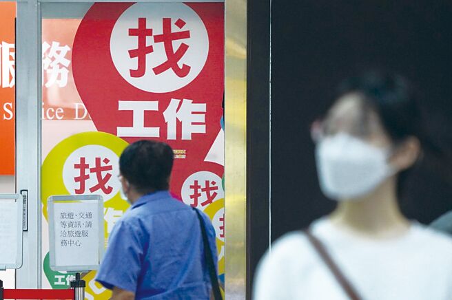 电子及资通创造可观的出口，却创造不多的就业机会，多数就业者都在疲弱的产业里过日子。图／中新社