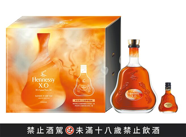 「轩尼诗X.O干邑」以层次丰富、余韵悠长的口感着称，呈深邃琥珀色泽，酒液带有蜜饯水果的香甜，融合黑胡椒与巧克力风味，交织丁香、豆蔻、橡木与香草的温润气息，构筑出细腻而持久的余韵，象徵送礼者对收礼者品味的认同。双瓶限量组合中秋礼盒，建议售价：6,470元。图／业者提供