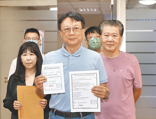 前彰化县长卓伯源（中）17日前往国民党中央党部领取党主席选举候选人申请登记表。（刘宗龙摄）