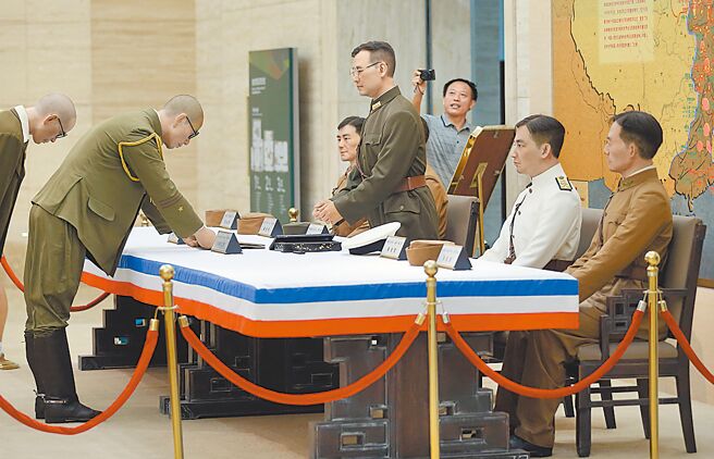 大陸退將何雷表示，台灣地位未定論是對《開羅宣言》、《波茨坦公告》和二戰勝利後的國際秩序的否定和挑戰。圖為1945年日本裕仁天皇宣布接受盟國的《波茨坦公告》，無條件投降，9月9日，在南京舉行中國戰區侵華日軍投降簽字儀式。（中新社）