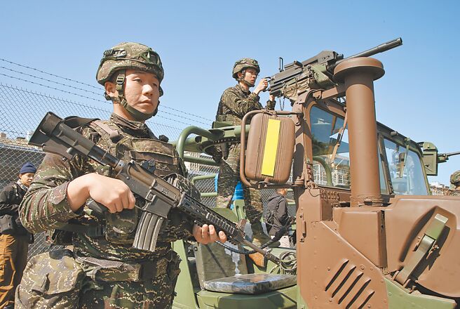 国军战斗部队留不住人，成为当前建军重大课题。图为卫戍第二战斗队展示战备情形。（本报资料照片）