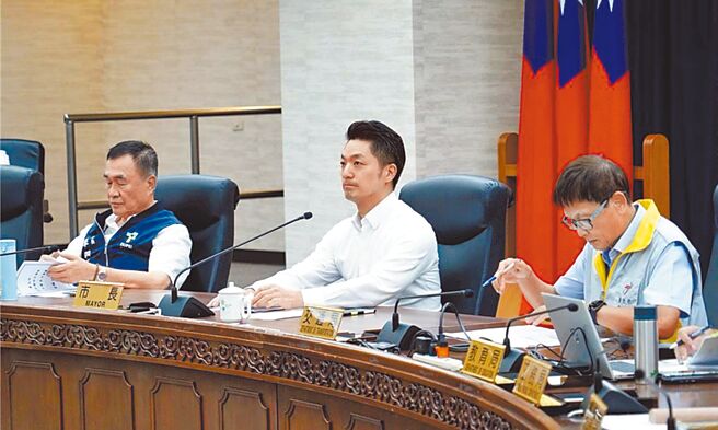 台北市長蔣萬安（中）16日主持市政會議，面對公館圓環拆除工程，他向局處喊話「對的事情一定會堅持，該做的事情勇敢去做。」（台北市政府提供／丁上程台北傳真）