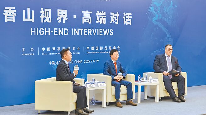 第12屆北京香山論壇17日上午的主題為「高端對話，大國正確相處之道」，復旦大學國際問題研究院院長吳心伯（中）與美國國防分析研究所研究員、美國戰爭部前中國副助理部長施燦德（右），對談中美關係、台灣問題及未來走向。（藍孝威攝）