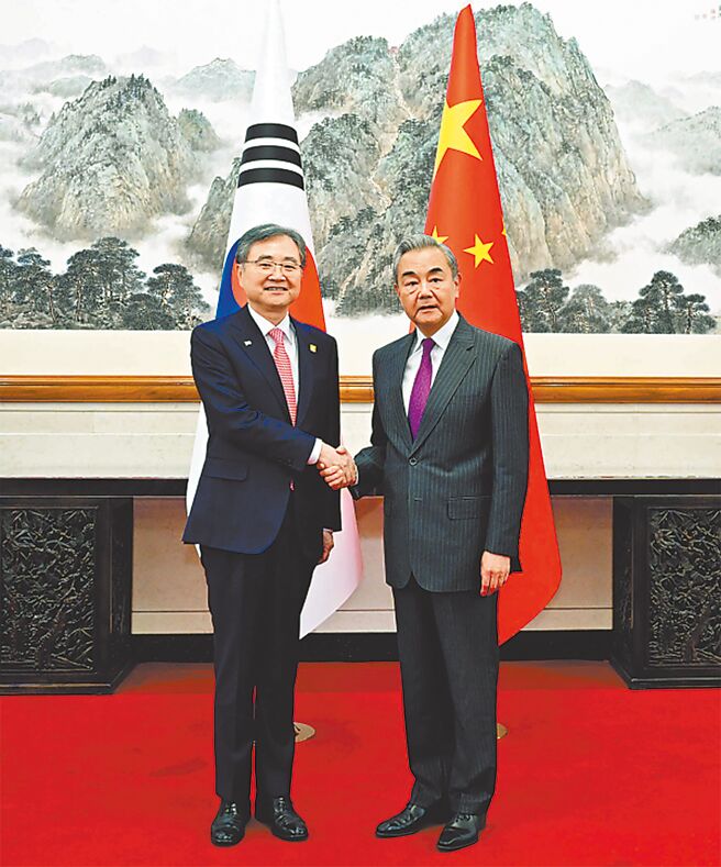 中國外長王毅（右）17日在北京與韓國外長趙顯會談。（摘自中國外交部）