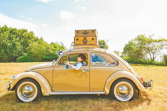 魏嘉瑩推出新歌〈我要把眼淚當汽水〉，講述青春成長過程中的酸甜苦辣。（相映音樂提供）