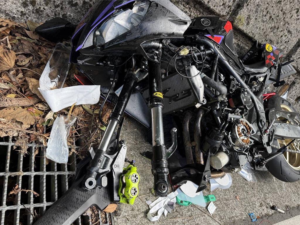 梁男騎乘的黃牌重機已被撞成廢鐵。（民眾提供）