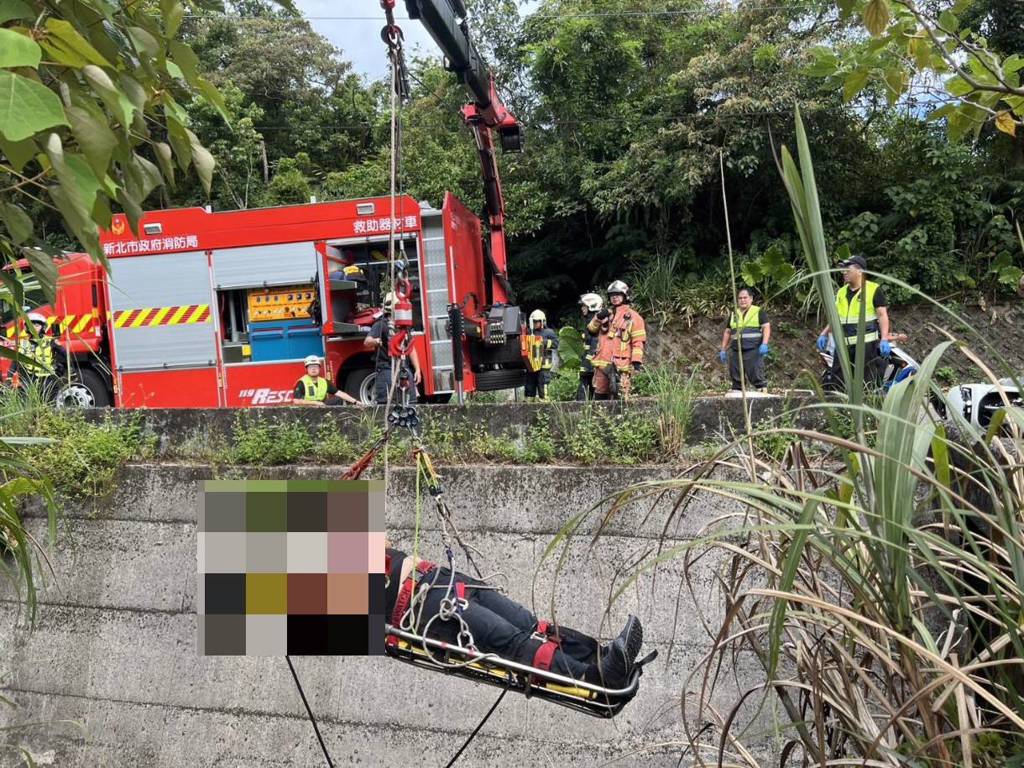 一名40多歲的男性機車騎士，今（19）日下午行經瑞芳區月眉路48號附近時，因不明原因自摔，連人帶車當場摔落深達4米的水溝中。（圖／簡銘柱翻攝）