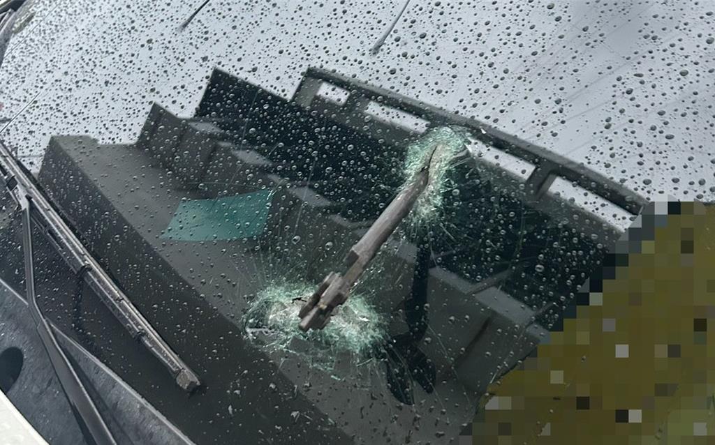 徐男駕駛自小客車行駛國道一北上，遭鉗子擊中擋風玻璃。（國道警察提供／廖素慧嘉義傳真）