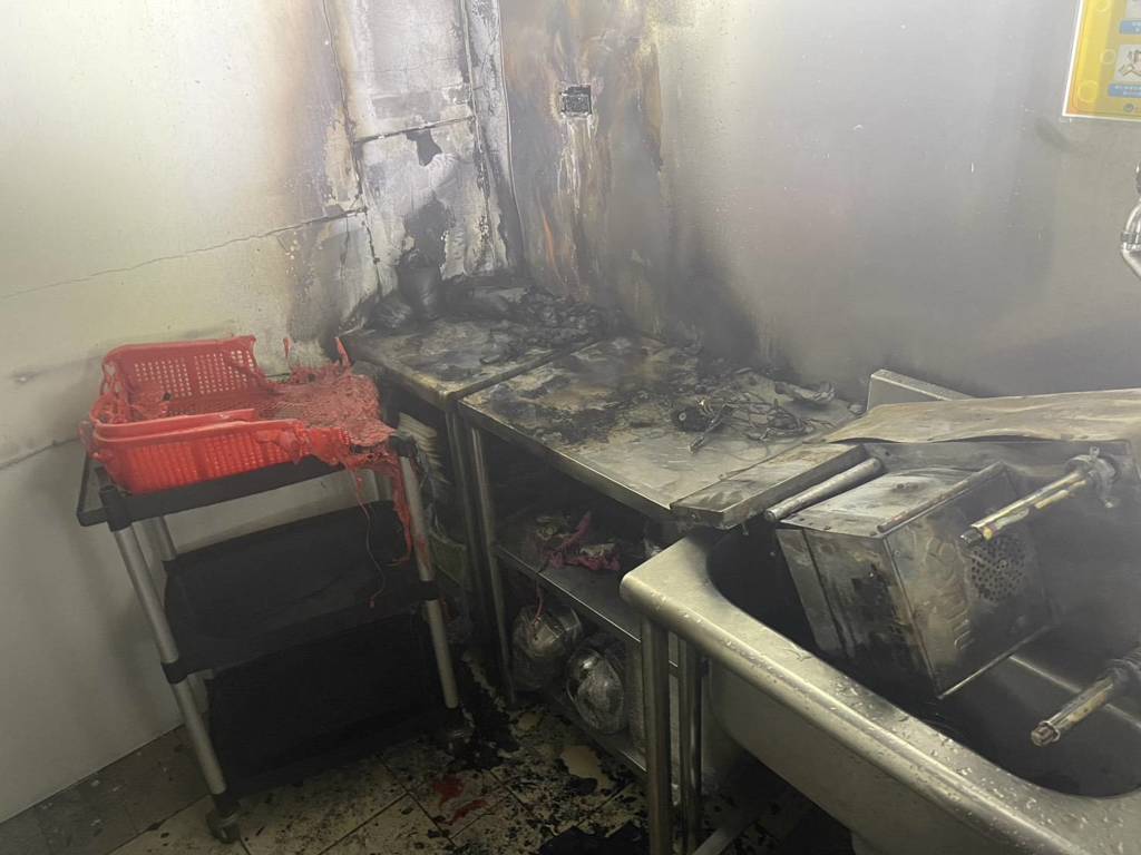 19日晚間，銘傳大學校內餐廳驚傳火警！（ 圖／簡銘柱翻攝）