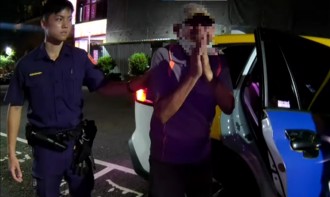 外籍阿北喝醉遇暖警协助 深情告白「我爱你」感性哼爱歌