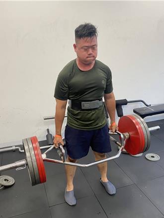 桃園平鎮分隊猛消圓夢 參加六角槓硬舉連破個人紀錄