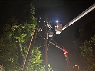 金門深夜雷雨樹木壓毀高壓線 停電1小時影響545戶