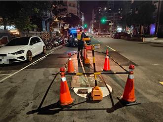 高雄前金区路面惊见坑洞！2车中招 警通报水利局抢修