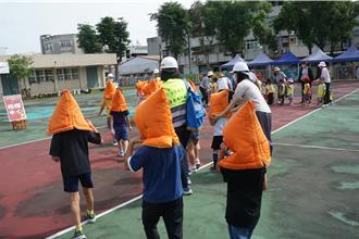 屏東國家防災日演習 周春米和學童一起躲地震