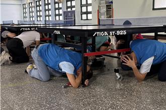 国家防灾日复合式演练 锺东锦携手山佳国小师生演练防灾