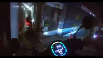 无罩骑车猛摇晃！越男酒驾遇警拦检　心虚飙速惨自摔