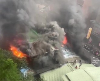木柵民宅大火波及4鄰宅8人傷　屋主詭異看熱鬧後落跑遭逮