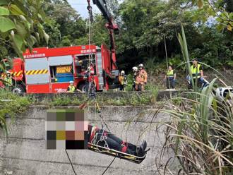 瑞芳男騎士自撞墜4米深水溝　警消急吊掛救援