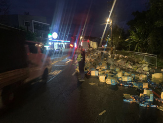 聯結車後車廂突打開「噴貨」　害基金路塞車！駕駛慘吃罰單