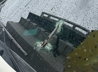 國道驚魂！天降「鉗子」擊爆轎車前擋　警鎖定元凶