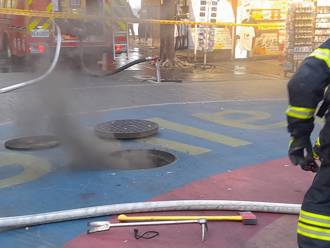 西門町街頭人孔蓋驚竄黑煙　台電急派員搶修
