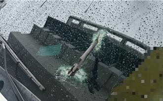 國道1嘉義段飛來橫禍！鉗子擊破擋風玻璃　車主驚魂