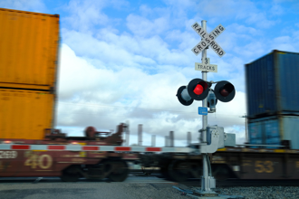 小心駕駛！特斯拉自駕系統認不出平交道列車 已發生多起案例