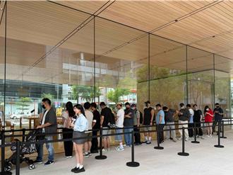 信义区苹果专卖店被挤爆 律师排队傻眼：8成是年轻人