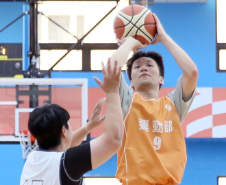 影》李洋部長打籃球 壓哨三分不進還綜藝摔