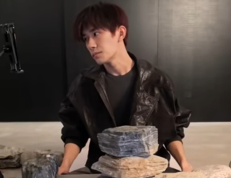 于朦朧離世僅5天 易烊千璽突直播「沉默壘石」狀態差網擔憂 