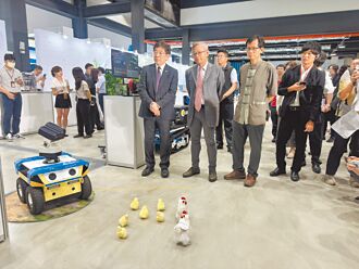 鸡舍科技管理 巡检机器人吸睛