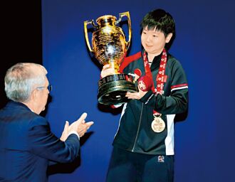 乒乓球》竞争激烈 一流名将大显身手