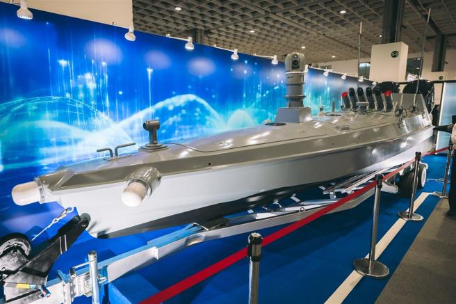 快奇攻擊型無人艇搭載多枚勁蜂I型無人機，可透由無人艇發射無人機擴大攻擊範圍。（記者陳彥陵攝）