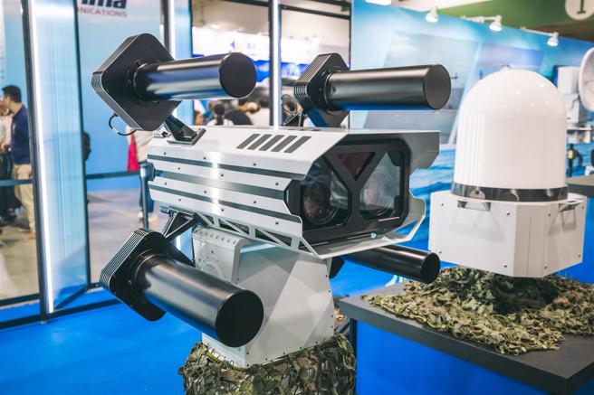 中科院研製「遙控無人機防禦系統」配備之光電目獲與干擾系統。（記者陳彥陵攝）