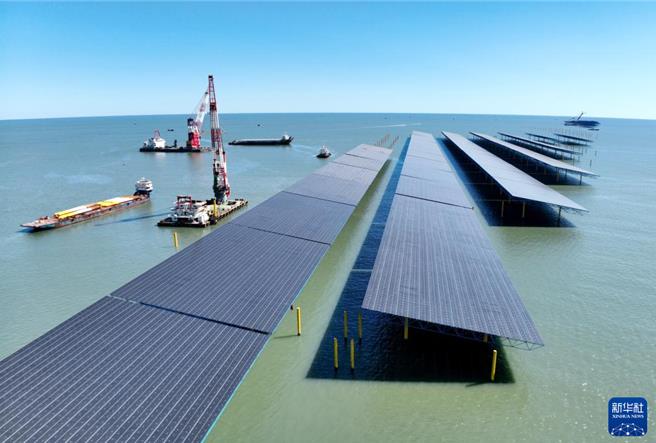 陸新型儲能應用市場全球最大裝機規模占4成以上。圖為9月18日河北省昌黎縣海域太陽能發電場建設工地操作機械設備施工。（新華社）