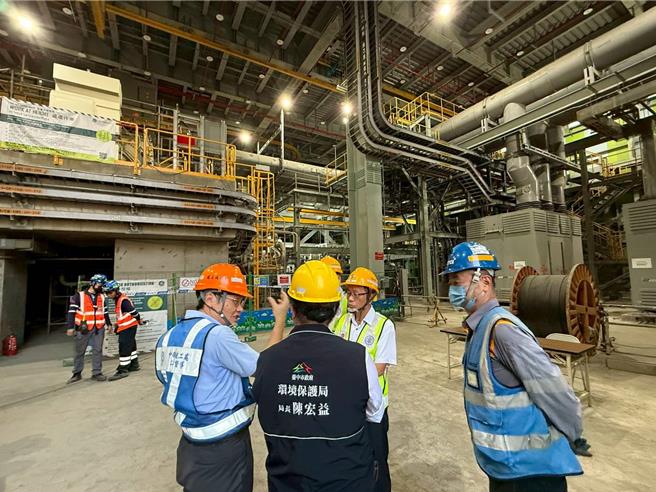 台中市环保局长陈宏益日前率队前往台中电厂燃气机组进行勘查。（图／台中市府）