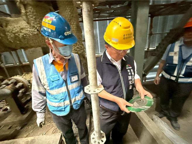 台中市环保局长陈宏益日前率队前往台中电厂燃气机组进行勘查。（图／台中市府）